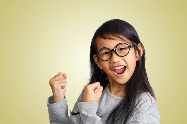 Glücklich asiatische Mädchen schreien mit Freude des Sieges — Stockfoto