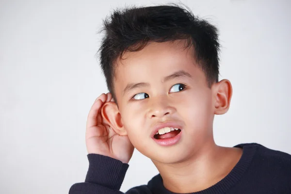 Niño pequeño con gesto de escucha — Foto de Stock