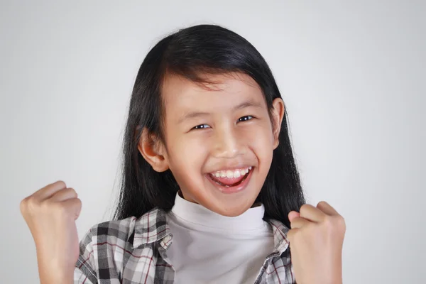 Menina asiática feliz mostrando vitória Gesture — Fotografia de Stock