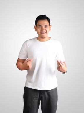 Beyaz gömlek giyen genç adam