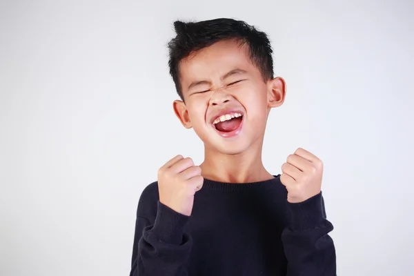 勝利の喜びで幸せな少年の叫び — ストック写真