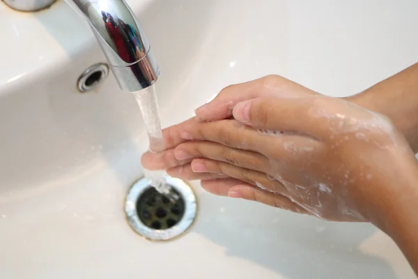 Prać ręcznie w wodzie z bliska — Zdjęcie stockowe