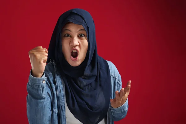 Θυμωμένη Μουσουλμάνα Γυναίκα Που Φοράει Χιτζάμπ Κοιτάζοντας Την Κάμερα Και — Φωτογραφία Αρχείου