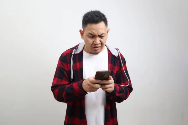 Jovem Asiático Atraente Lendo Mensagens Texto Conversando Seu Telefone Más — Fotografia de Stock