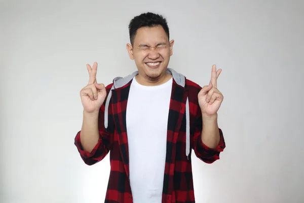 Retrato Hombre Asiático Cerrar Los Ojos Sonriendo Cruzando Los Dedos —  Fotos de Stock