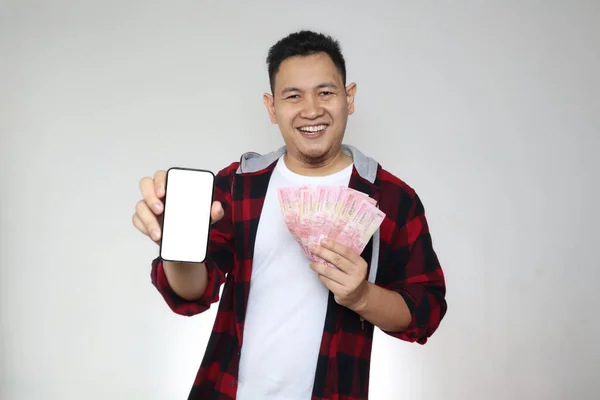 Glücklich Fröhlicher Asiatischer Mann Hält Uang Indonesische Rupiah Und Zeigt — Stockfoto