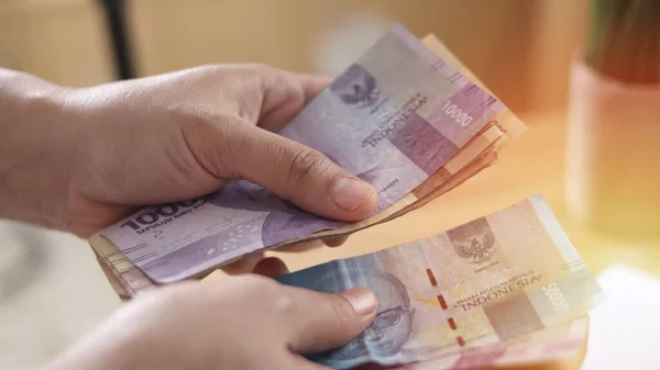 Menutup Orang Yang Menghitung Uang Uang Indonesia Rupiah Uang Tunai — Stok Foto