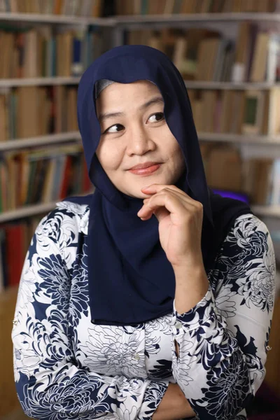 Asyalı Müslüman Kadın Kitaplığın Önünde Durup Düşünürken Gülümserken Eğitim Kavramı — Stok fotoğraf
