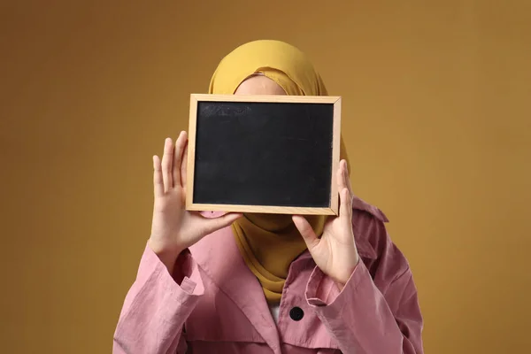 Moslim Vrouw Draagt Hijab Bedekken Haar Gezicht Met Schoolbord Anonieme — Stockfoto