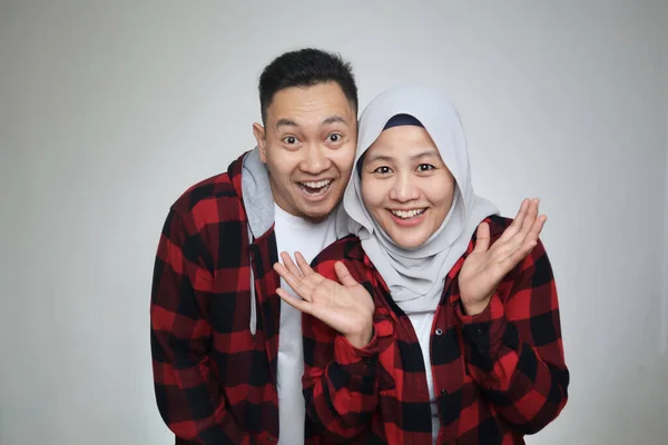 一对快乐的亚洲穆斯林夫妇 夫妻看着相机 摆姿势拍照 开心的表情 笼罩在灰色的背景中 — 图库照片