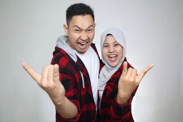 Glückliches Asiatisches Muslimisches Paar Mann Und Frau Blicken Die Kamera — Stockfoto