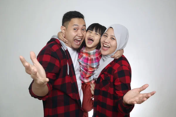 Glückliche Asiatische Muslimische Familie Vater Mutter Und Kleine Tochter Blicken — Stockfoto