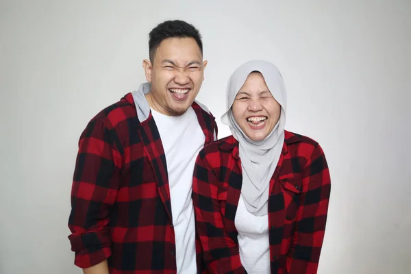 Pasangan Muslim Asia Yang Bahagia Suami Dan Istri Melihat Kamera — Stok Foto