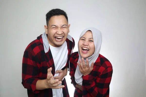 Lustiges Asiatisches Muslimisches Paar Mann Und Frau Lachen Vor Laufender — Stockfoto