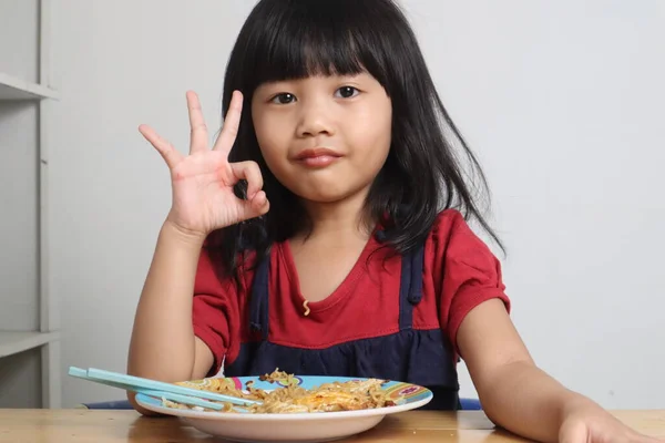Asiatico Bambino Ragazza Gode Tagliatelle Bambino Piccolo Utilizzando Bacchetta Mangiare — Foto Stock