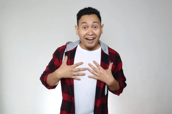Heyecanlı Genç Asyalı Adam Kameraya Bakarak Kazandığına Inanmayarak Kendini Işaret — Stok fotoğraf
