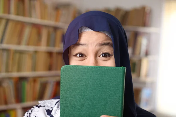 Portrait Femme Musulmane Asiatique Couvrant Son Visage Avec Livre Bibliothèque — Photo