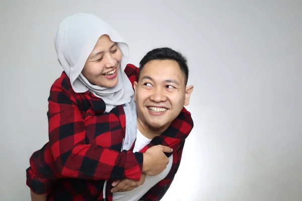 Šťastný Asijský Muslimský Pár Pózující Kameru Muž Nést Svou Ženu — Stock fotografie