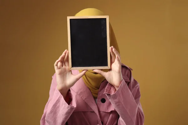 Muslim Woman Wearing Hijab Covering Her Face Blackboard Anonymouse Facial — Stock Photo, Image