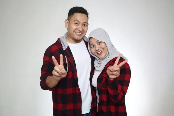 Pasangan Muslim Asia Yang Bahagia Suami Dan Istri Melihat Kamera — Stok Foto