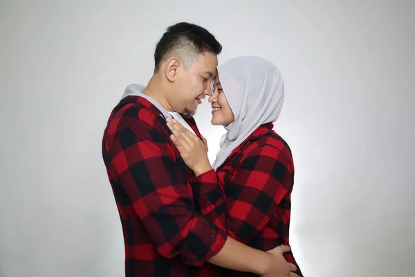 Pasangan Muslim Asia Yang Bahagia Saling Berpelukan Suami Dan Istri — Stok Foto