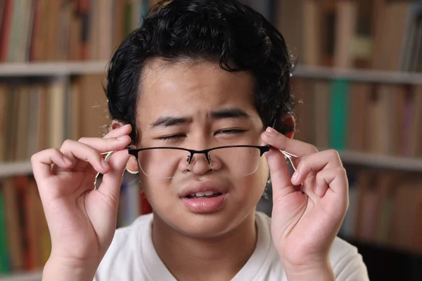 Retrato Menino Asiático Ajustando Seus Óculos Estudante Com Conceito Problema — Fotografia de Stock