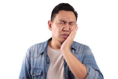 Beyaz arka planda diş ağrısı çeken Asyalı bir adamın portresi.