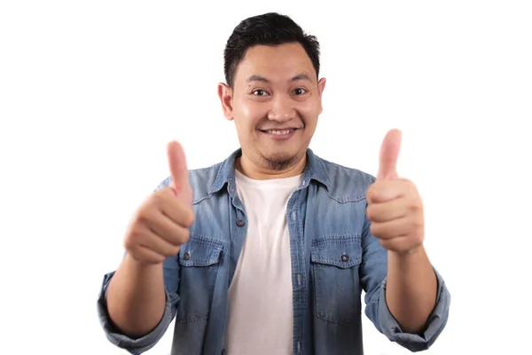 Портрет Молодого Азіата Показує Пальцями Вгору Знак Щаслива Усміхнена Людина — стокове фото