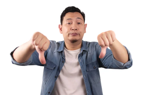 カジュアルなシャツを着た若いアジア人の男性の肖像画は 白い背景の上に 親指を下に動揺表現 — ストック写真