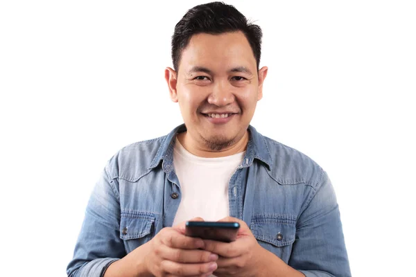 Atractivo Divertido Joven Asiático Hombre Leyendo Mensajes Texto Charlando Teléfono — Foto de Stock