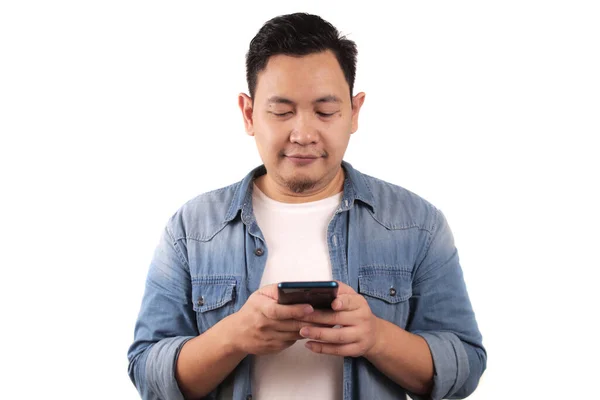 迷人有趣的亚洲年轻人阅读短信 在电话里聊天 开心地笑着 — 图库照片