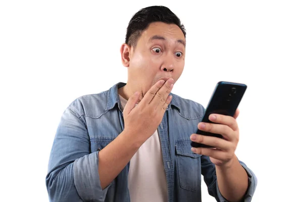 Atraente Jovem Asiático Homem Lendo Mensagens Texto Conversando Seu Telefone — Fotografia de Stock