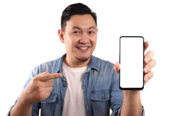 Портрет Молодого Азиата Представляющего Макет Смартфона Счастливым Веселым Выражением Указывающим — стоковое фото