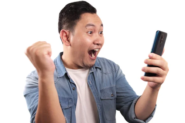 魅力的な若いアジアの男は彼の電話で良いニュースを持っています 笑顔幸せな笑いの勝利式 — ストック写真