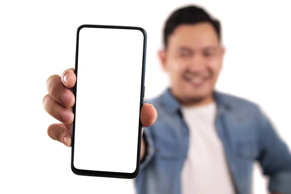 Retrato Jovem Ásia Homem Apresentando Inteligente Telefone Mockup Com Feliz — Fotografia de Stock