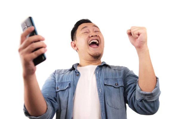 Atractivo Joven Asiático Hombre Tiene Buenas Noticias Teléfono Sonriendo Feliz — Foto de Stock