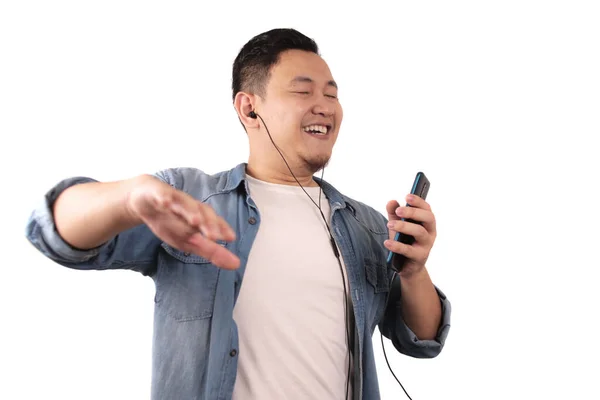 Akıllı Telefonuyla Kulaklıkla Müzik Dinlerken Mutlu Asyalı Genç Adam Dans — Stok fotoğraf