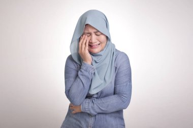 Hüzünlü Asyalı Müslüman kadın portresi ağlama, depresyon konsepti
