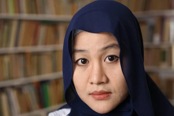 Gelukkig Mooi Aziatisch Moslim Vrouw Dragen Hijab Glimlachen Naar Camera — Stockfoto