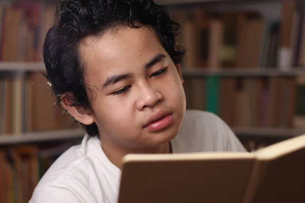 Smart Asiatisk Student Pojke Läsa Bok Biblioteket Pedagogiskt Koncept Kid — Stockfoto