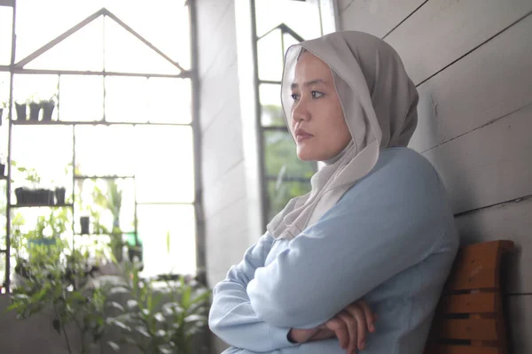 Muslim Woman Sitting Her Home Terrace Contemplating Gesture Thinking Something — Stock Photo, Image