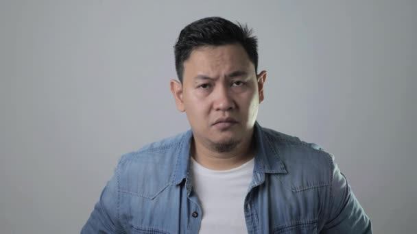 Asijský Muž Dívá Fotoaparát Smutným Lítostivým Výrazem Zklamané Rozrušené Gesto — Stock video