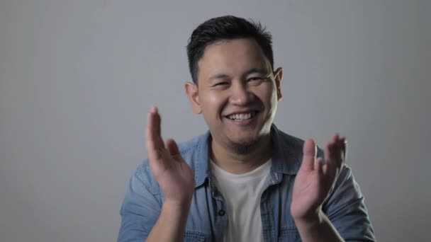 Joven Hombre Asiático Con Camisa Blanca Feliz Orgulloso Aplaudiendo Gesture — Vídeos de Stock