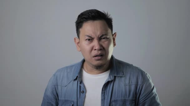 Портрет Смешного Молодого Азиата Напуганного Выражением Лица Поднятыми Руками Жестом — стоковое видео