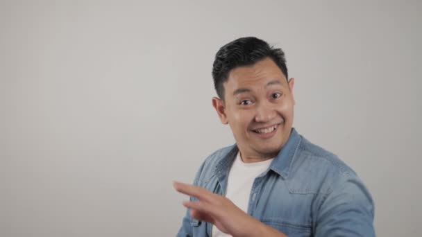 Grappige jonge Aziatische man dansen gelukkig blij uiten vieren goed nieuws overwinning winnen succes gebaar, glimlachen positief enthousiast — Stockvideo