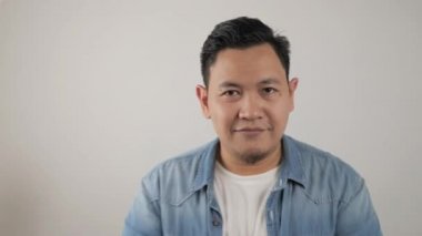 Genç Asyalı adam mutlu ve gururlu görünüyordu.