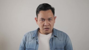 Genç Asyalı adam öfkeden bağırıyor. Öfke saldırganlık kavramı çılgın hüsran