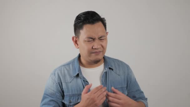 Joven hombre asiático vistiendo sufren de dolor de pecho. Ataque cardíaco o asma — Vídeo de stock