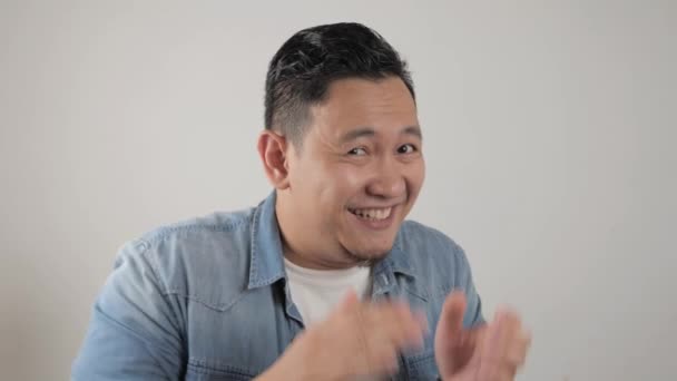Jovem asiático homem parecia feliz e orgulhoso bater palmas gesto — Vídeo de Stock