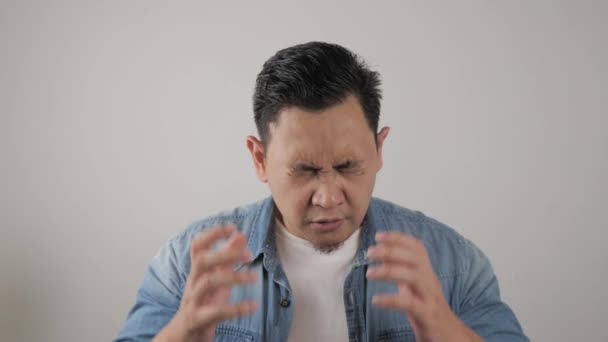 Joven asiático gritando fuerte debido a la ira. Concepto de rabia agresión frustración loca — Vídeos de Stock